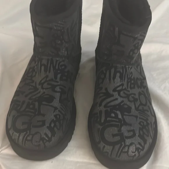 UGG Boots Black and Gray Patterned - Picture 5 of 10